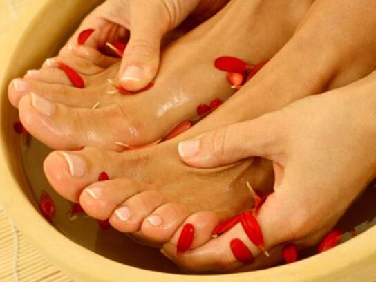 bagno terapeutico per funghi tra le dita dei piedi